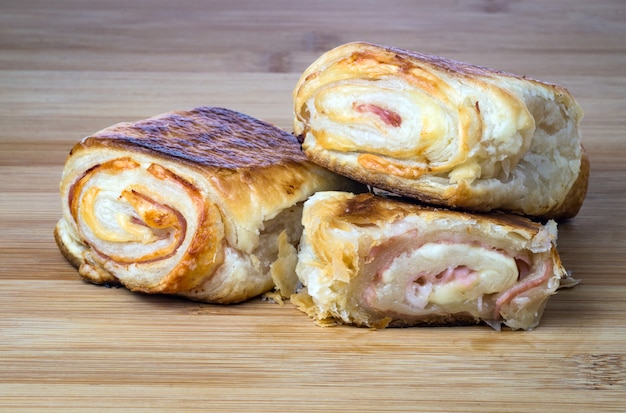 Delicioso snack italiano con hojaldre sobre tabla de madera