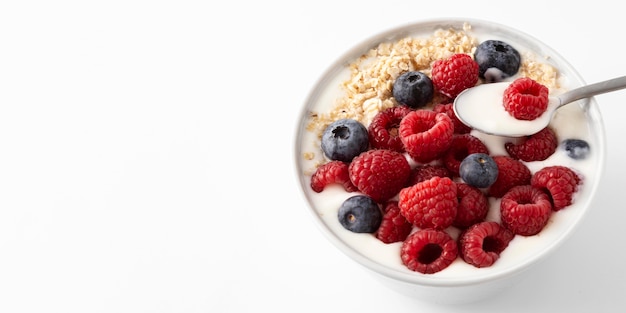 Delicioso snack saludable con frutos del bosque