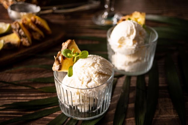 Delicioso sorvete de abacaxi sorbet sundae conceito de comida de verão