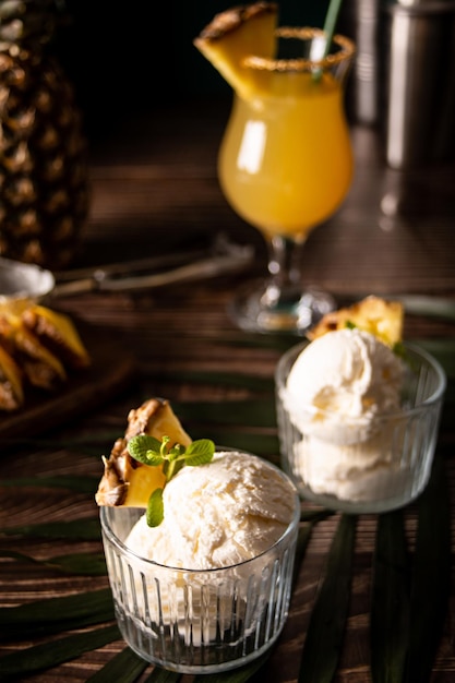 Delicioso sorvete de abacaxi sorbet sundae conceito de comida de verão