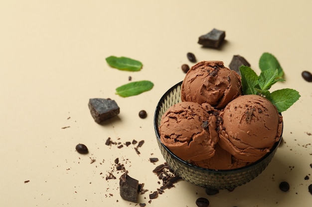 Foto delicioso sorvete de chocolate em bege
