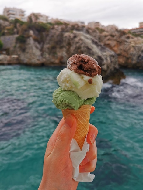 Delicioso sorvete no fundo das rochas e da costa do mar Egeu