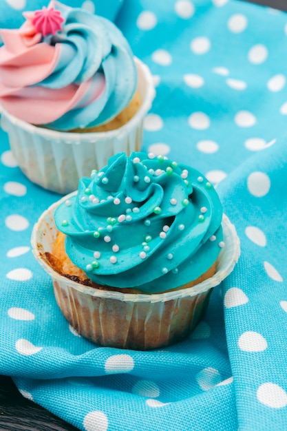 Delicioso surtido de hermosos cupcakes de cerca