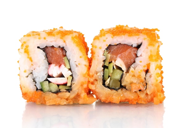 Delicioso sushi aislado en blanco