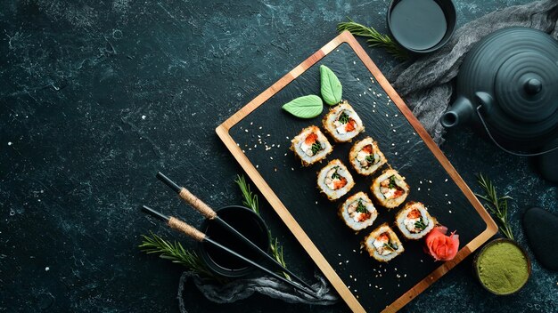 Delicioso sushi con caviar de atún y cebolla Menú de sushi del restaurante japonés Vista superior