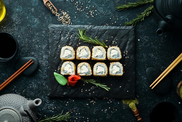 Delicioso sushi com queijo e gergelim Cozinha japonesa Vista superior