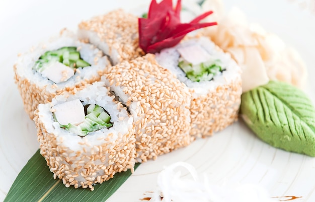 Delicioso sushi feito à mão. Comida tradicional japonesa