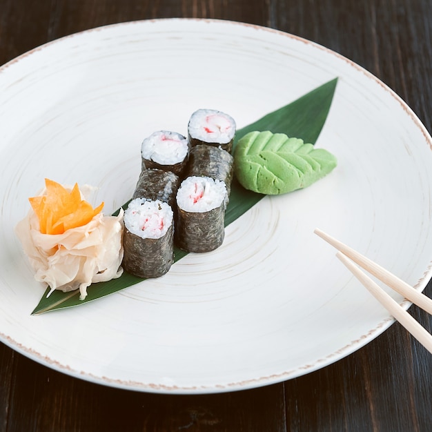 Delicioso sushi feito à mão. Comida tradicional japonesa