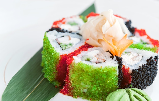 Delicioso sushi feito à mão. Comida tradicional japonesa