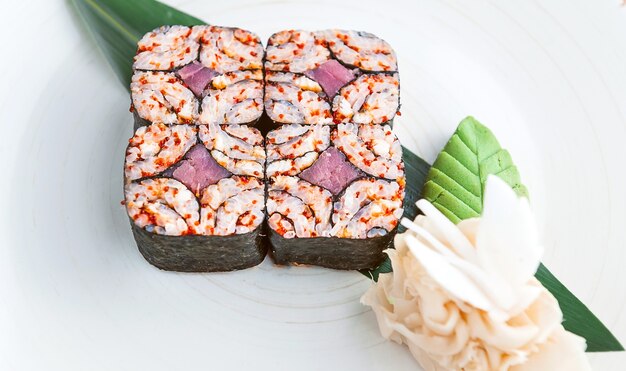 Delicioso sushi feito à mão. Comida tradicional japonesa