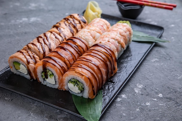 Foto delicioso sushi, un juego de rollos con atún, salmón. cocina japonesa