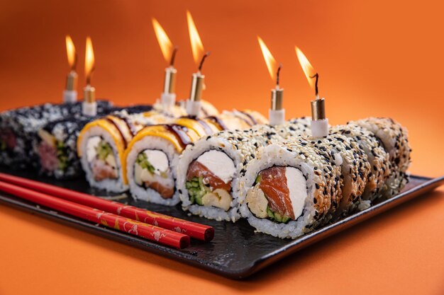 Delicioso sushi, un juego de rollos con atún, salmón. cocina japonesa