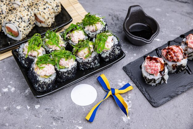 Delicioso sushi, un juego de rollos con atún, salmón. cocina japonesa