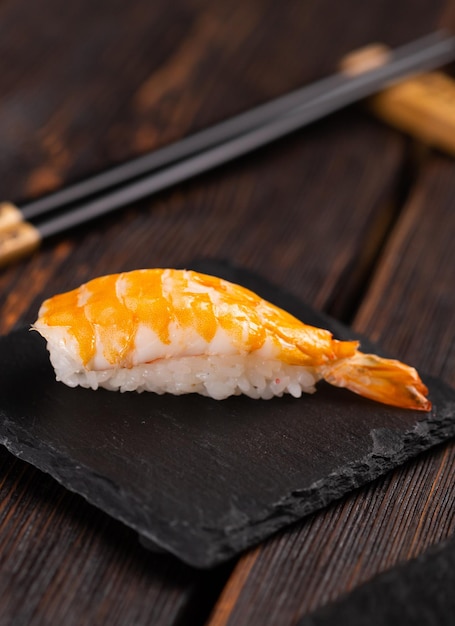 Delicioso Sushi Nigiri sobre fondo de madera Cocina tradicional japonesa