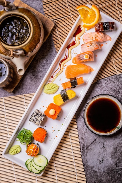 Delicioso sushi organizado em pratos e pronto para servir