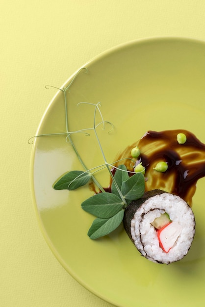 Foto delicioso sushi con planta en plato