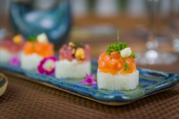 Delicioso sushi premium de salmón y atún Oshizushi Sushi Batera en un plato de porcelana decorado a mano