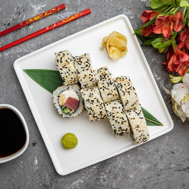 Delicioso sushi, rollos con atún. cocina japonesa