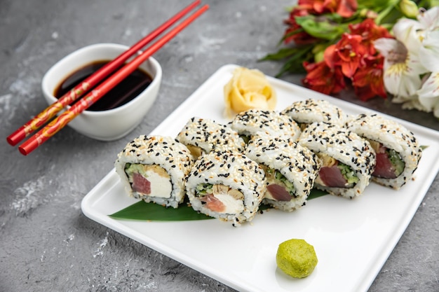 Delicioso sushi, rollos con atún. cocina japonesa