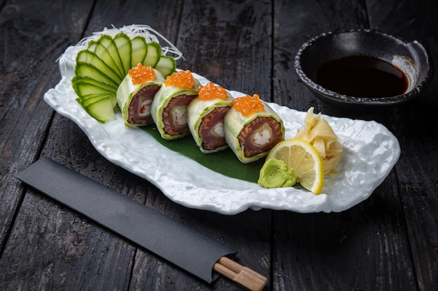 Delicioso sushi, rollos con atún. cocina japonesa