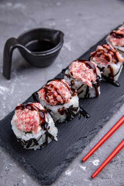 Delicioso sushi, rollos con atún. cocina japonesa