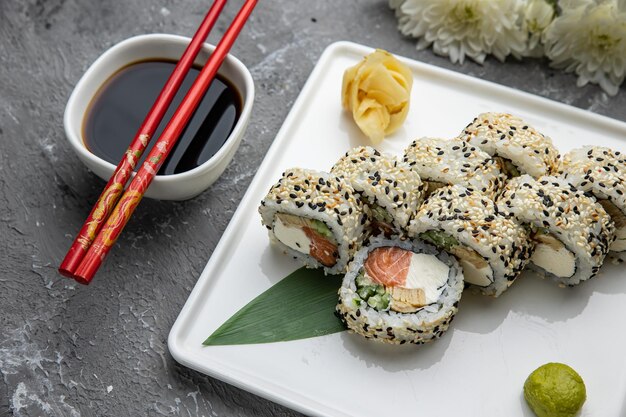 Delicioso sushi, rollos con salmón. cocina japonesa