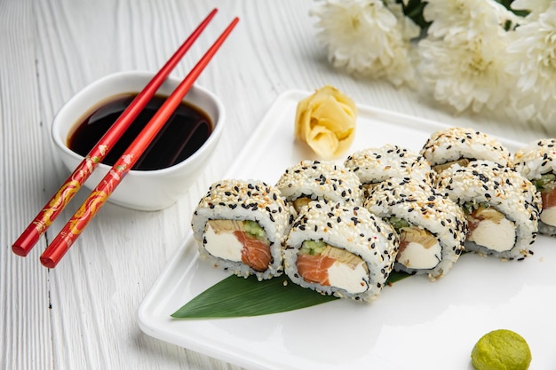 Delicioso sushi, rollos con salmón. cocina japonesa