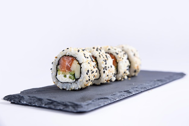 Delicioso sushi, rollos con salmón. cocina japonesa