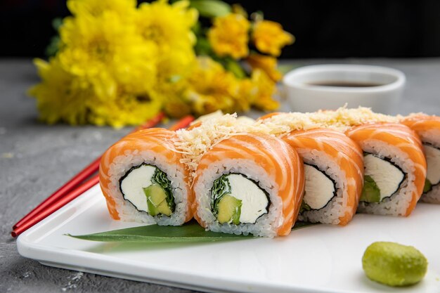 Delicioso sushi, rolos com salmão. culinária japonesa