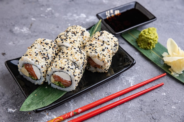 Delicioso sushi, rolos com salmão. culinária japonesa