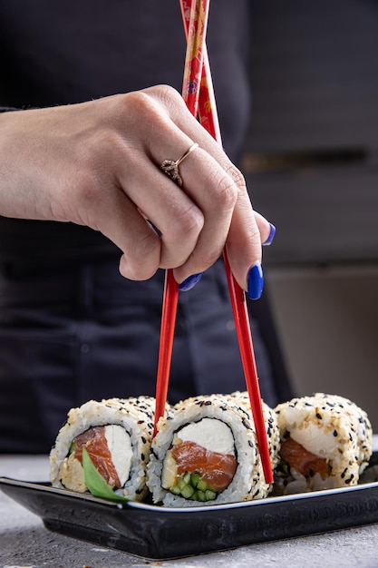 Delicioso sushi, rolos com salmão. culinária japonesa