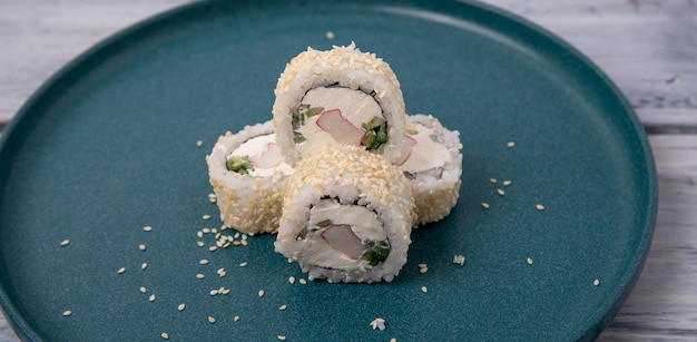 Delicioso sushi con sésamo comida japonesa