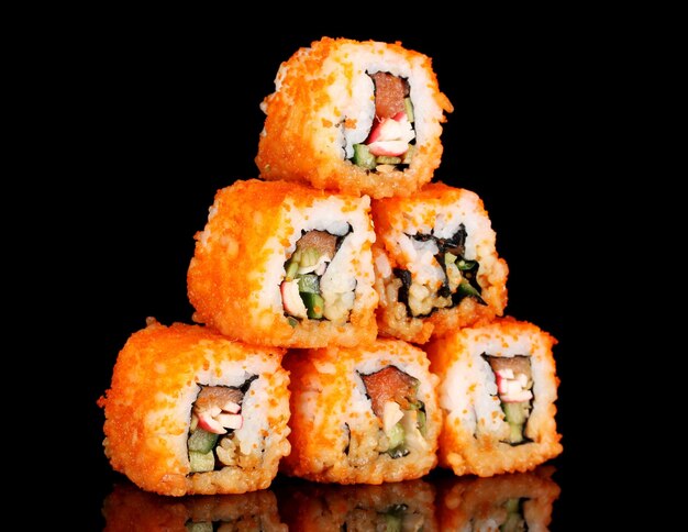 Delicioso sushi sobre fondo negro