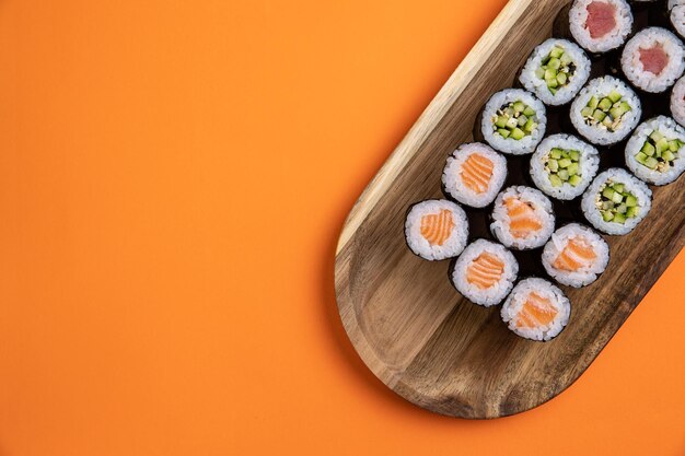 Delicioso sushi, um conjunto de pãezinhos com atum, salmão. culinária japonesa