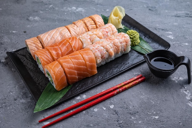 Delicioso sushi, um conjunto de pãezinhos com atum, salmão. culinária japonesa