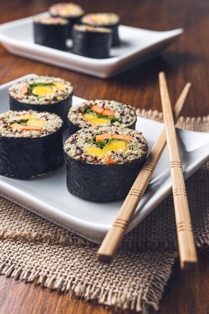 Delicioso sushi vegano roll con palillos de madera