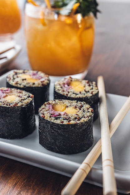 Delicioso sushi vegano roll con palillos de madera