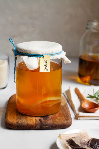 Foto delicioso tarro de kombucha bodegón