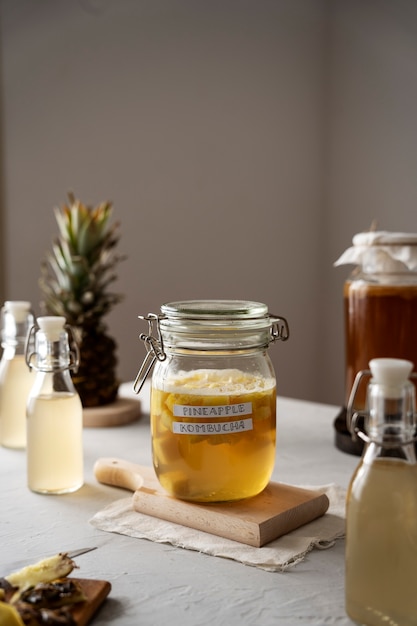 Foto delicioso tarro de kombucha de piña en la mesa