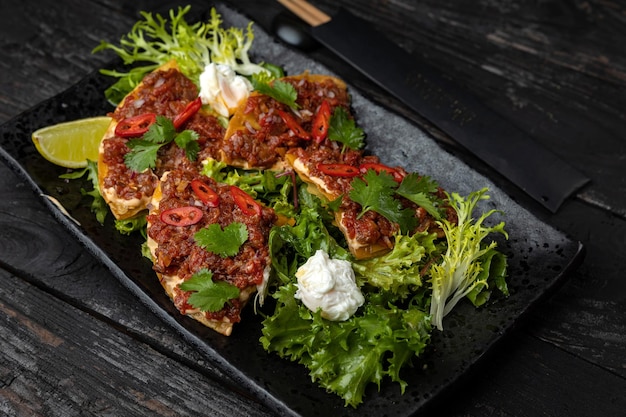 delicioso tartar en un restaurante italiano