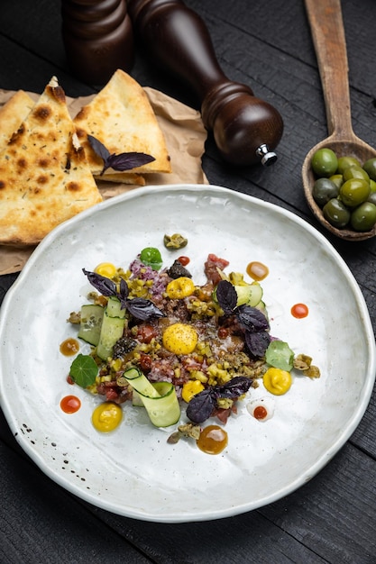 delicioso tartar en un restaurante italiano