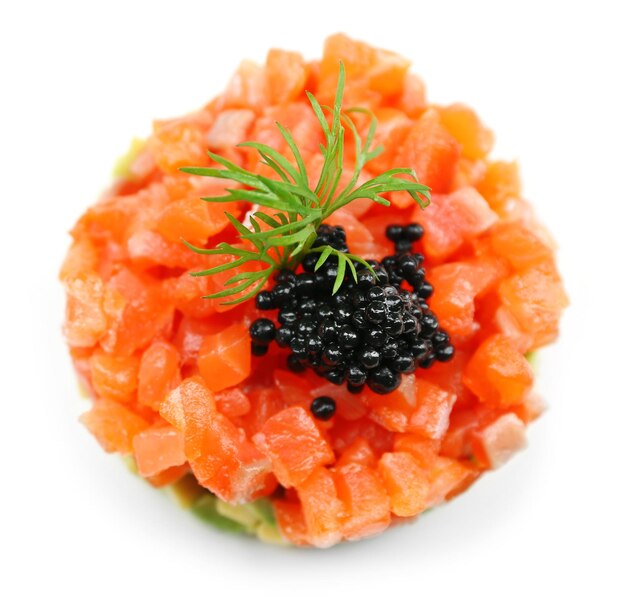 Delicioso tartar de salmón con caviar negro en plato blanco