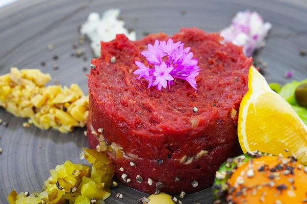 Delicioso tartar de ternera con huevo en plato de cerámica