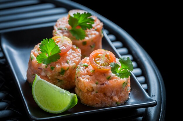 Delicioso tártaro de salmão com coentro e limão