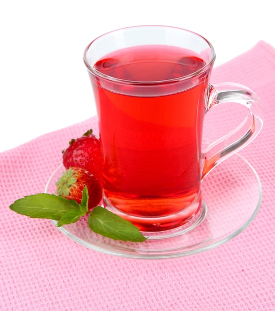 Delicioso té de fresa en la mesa sobre fondo blanco.