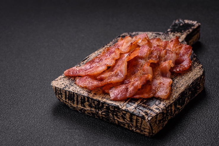 Foto delicioso tocino crujiente a la parrilla con sal y especias