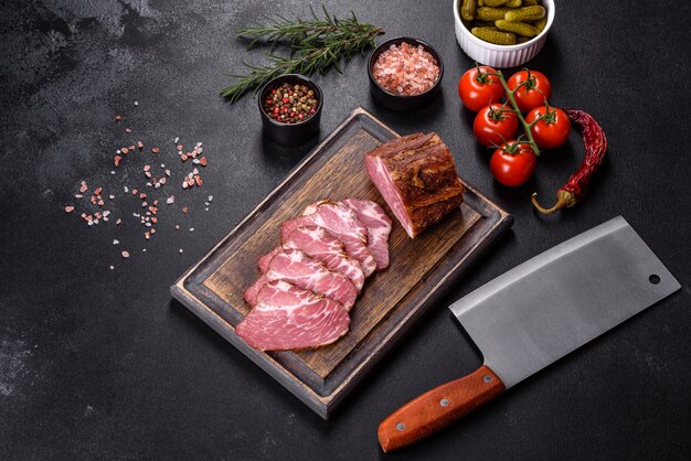 Delicioso tocino fresco en rodajas con pan y verduras sobre un fondo de hormigón oscuro