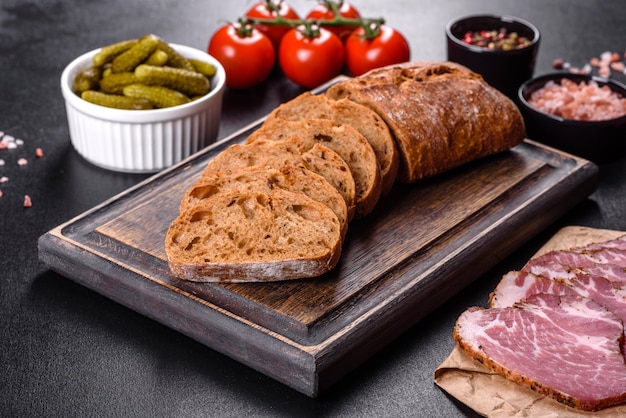 Delicioso tocino fresco en rodajas con pan y verduras