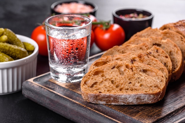 Delicioso tocino fresco en rodajas con pan y verduras