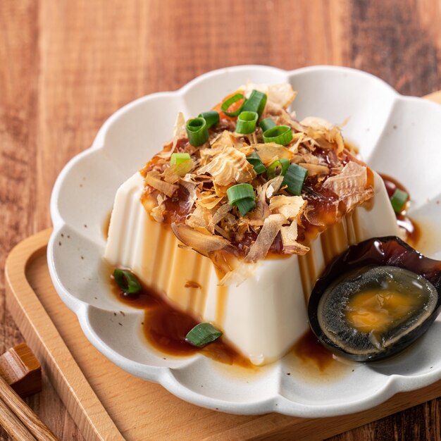 Delicioso tofu frío y huevo centenario con salsa de soja y cobertura de copos de bonito en Taiwán